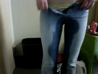 desperate pee play in jeans
